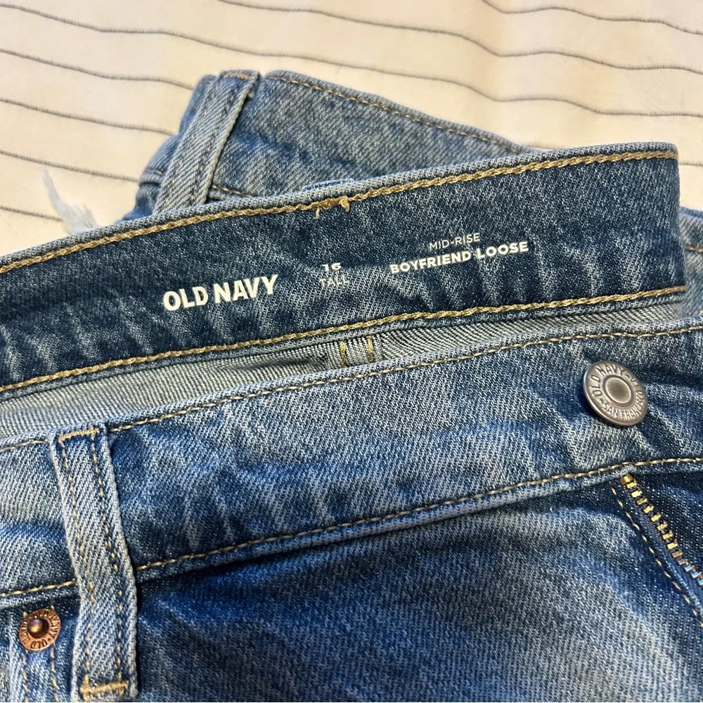 Old Navy Ripped Mid Rise Loose Boyfriend Jeans, Size 16, Tall - Picture 2 of 3